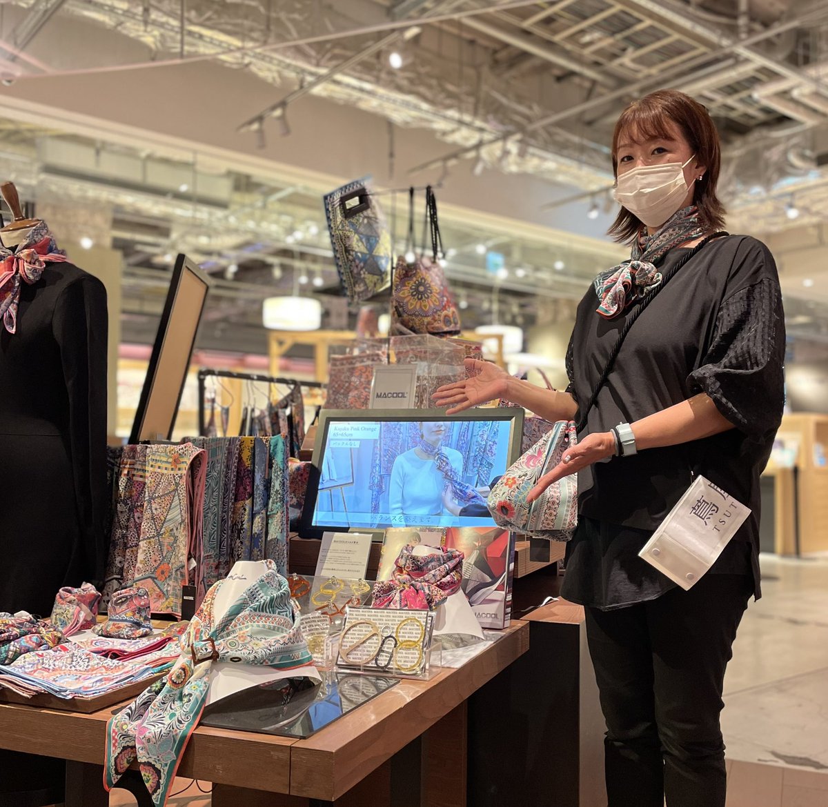 umetsuta's tweet photo. 【フェアご案内】近場のお出掛けに「#ワンマイルバッグ」はいかがですか。スカーフブランド「#MACOOL」のアイテムは、日本の伝統文様をベースにしたデザインが魅力。スカーフ生地のバッグをたくさんご用意しております。只今店頭では #マクール 専任アドバイザーがスカーフの楽しみ方をご紹介中です。 https://t.co/J1Y0cYVFqS