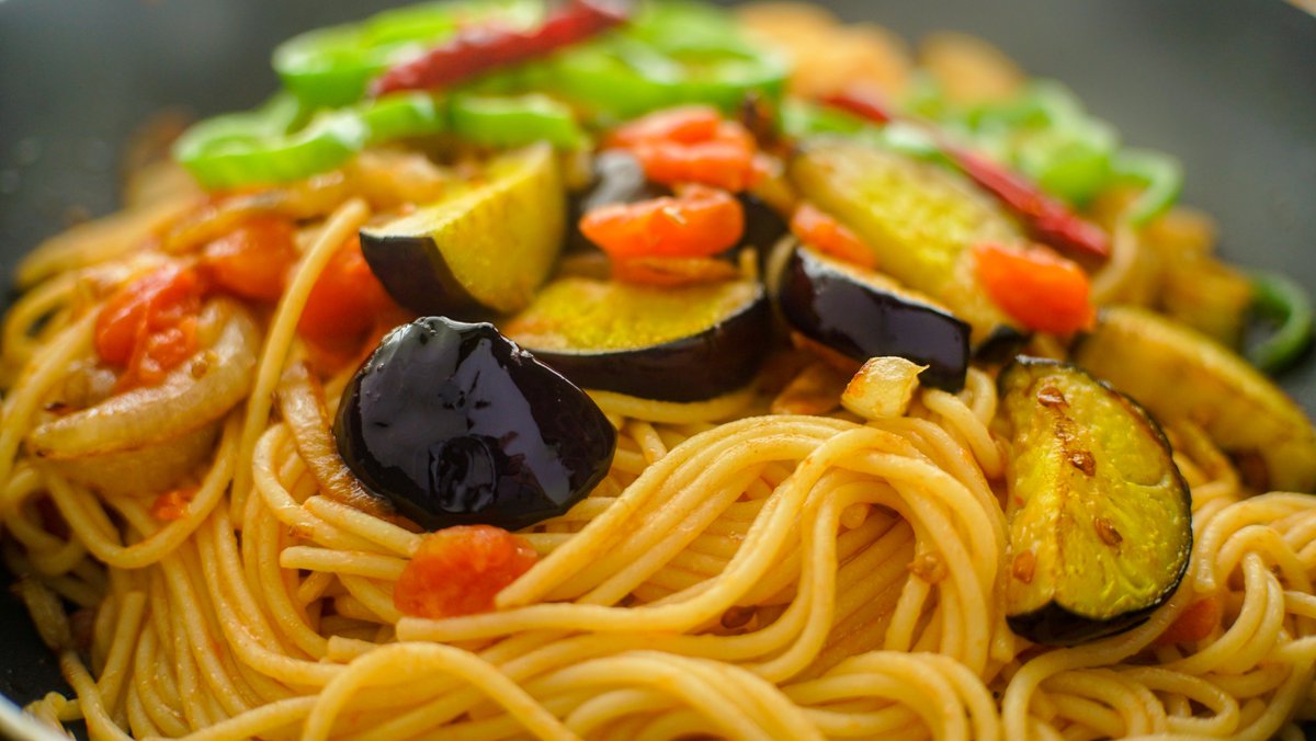 Danzaimon 夏野菜 笑 のパスタ 野菜の味を別個に楽しめるよう調理 トマトでぐちゃっと煮て渾然一体となったのもそれはまたそれで 味付けは塩と昆布出汁とトマト缶 鮮烈に美味い ことに茄子が うっかりイエスヴィーガンしちまったは ゝ