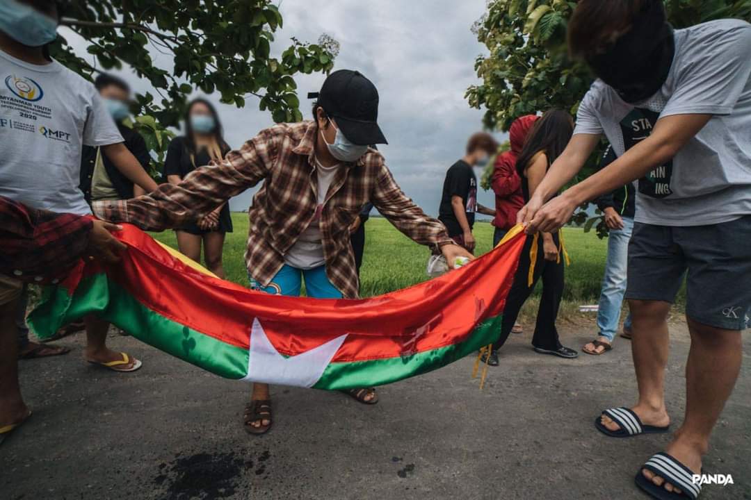 RvlBurma2's tweet photo. #Mandalay-based university student unions burn #Myanmar Fascist flag overthrow the military dictator.

#WhatsHappeninglnMyanmar
#June22Coup
#UnfetteredAccessForAids https://t.co/GrmC0Orpsw