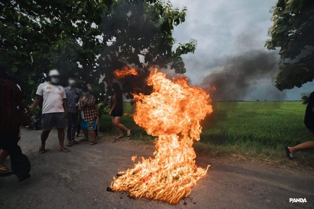 RvlBurma2's tweet photo. #Mandalay-based university student unions burn #Myanmar Fascist flag overthrow the military dictator.

#WhatsHappeninglnMyanmar
#June22Coup
#UnfetteredAccessForAids https://t.co/GrmC0Orpsw