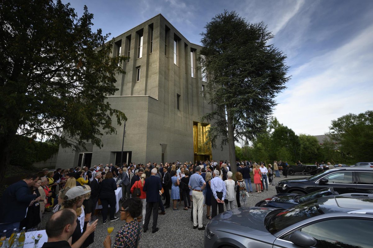museumartcars's tweet photo. WIR FEIERN Heute vor 2 Jahren wurde das MAC2 eröffnet. Der imposante Bau mit dem goldenen Tor ist Hort für Kunst & Automobil.
#MACmuseum #Bodensee #Geburtstag #singen #Oldtimer #Videokunst #Fotokunst #Installation #Zürich #visitBadenwürttemberg #oldtimerclubs #ausfahrt https://t.co/p27HyXrI76