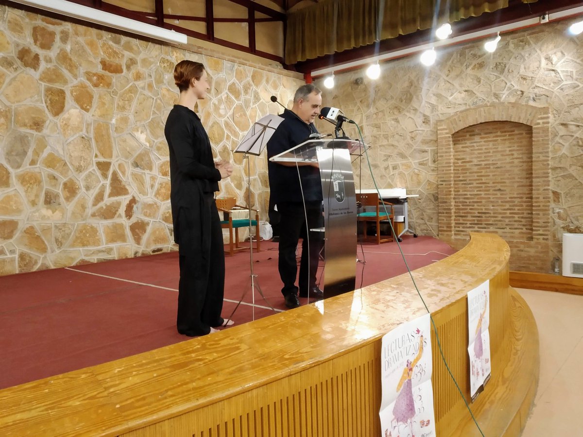 bibliovca's tweet photo. En la tarde de ayer disfrutamos de la Lectura Dramatizada de la obra "La maleta" a cargo del dramaturgo Isidro Timón y Amelia David, que todos los asistentes disfrutamos muchísimo. 
Gracias por transmitirnos y emocionarnos tanto a través de la lectura‼️
@Pfomentolectura https://t.co/Cwl7sMvST3