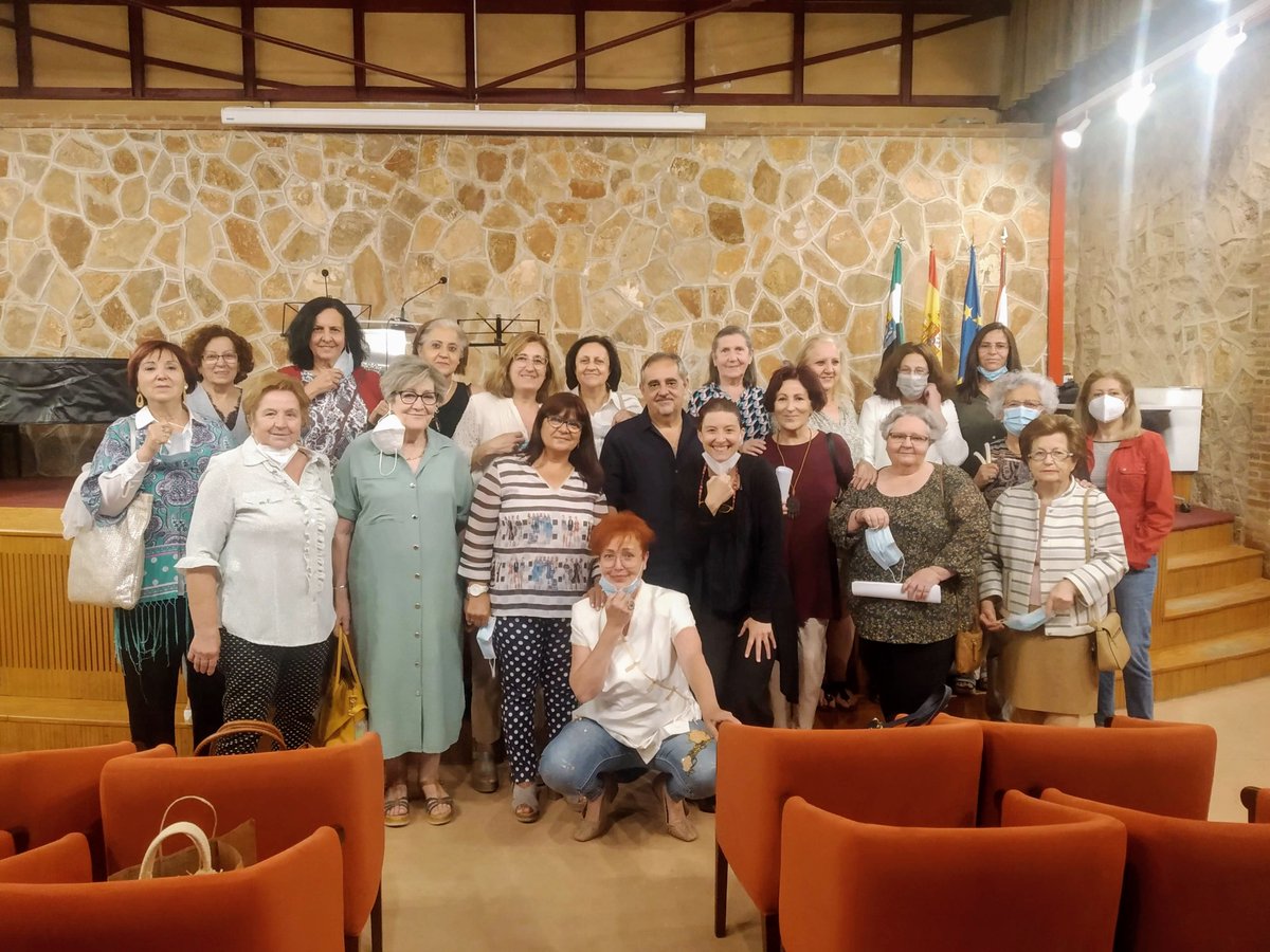 bibliovca's tweet photo. En la tarde de ayer disfrutamos de la Lectura Dramatizada de la obra "La maleta" a cargo del dramaturgo Isidro Timón y Amelia David, que todos los asistentes disfrutamos muchísimo. 
Gracias por transmitirnos y emocionarnos tanto a través de la lectura‼️
@Pfomentolectura https://t.co/Cwl7sMvST3