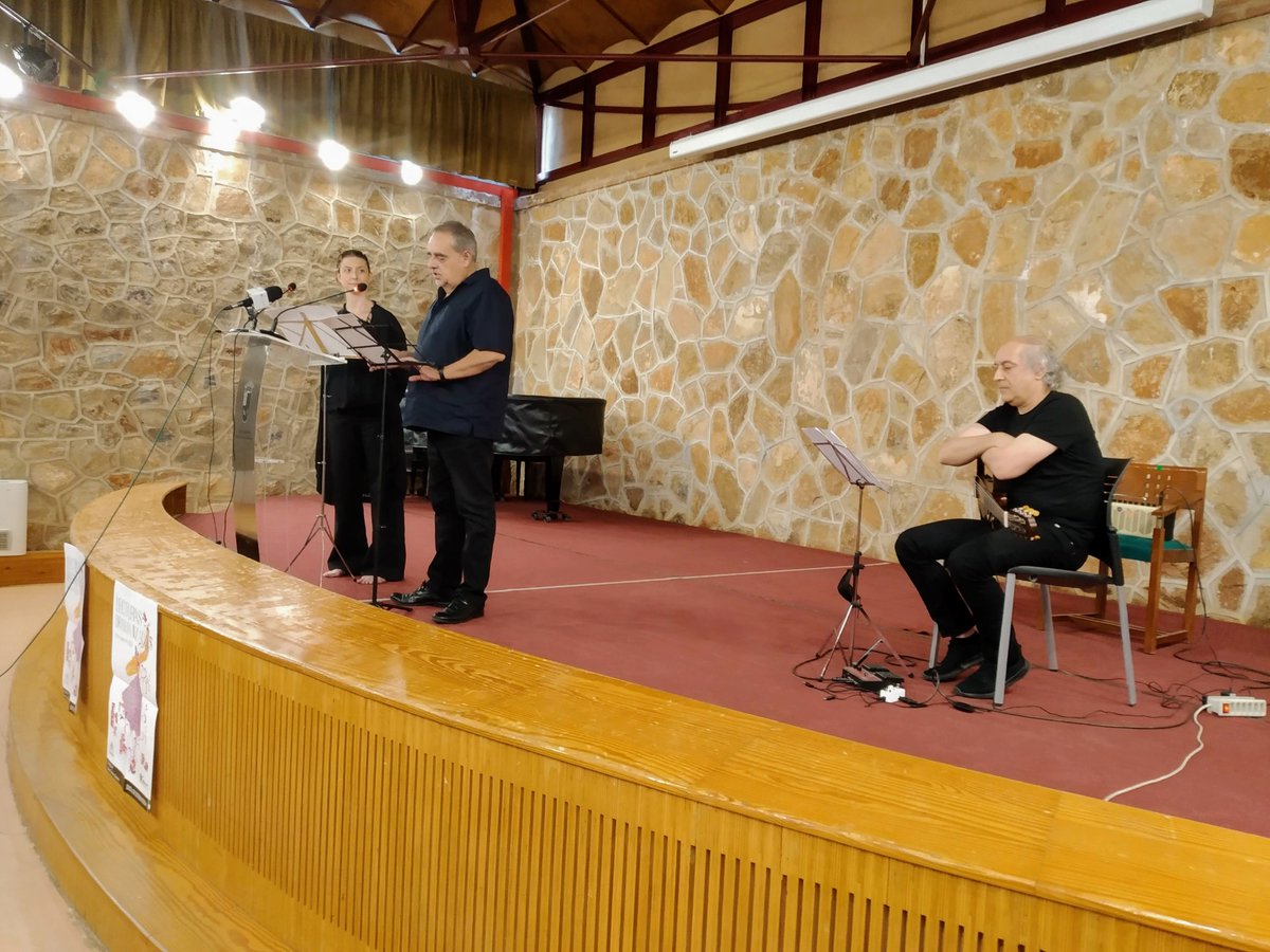 bibliovca's tweet photo. En la tarde de ayer disfrutamos de la Lectura Dramatizada de la obra "La maleta" a cargo del dramaturgo Isidro Timón y Amelia David, que todos los asistentes disfrutamos muchísimo. 
Gracias por transmitirnos y emocionarnos tanto a través de la lectura‼️
@Pfomentolectura https://t.co/Cwl7sMvST3