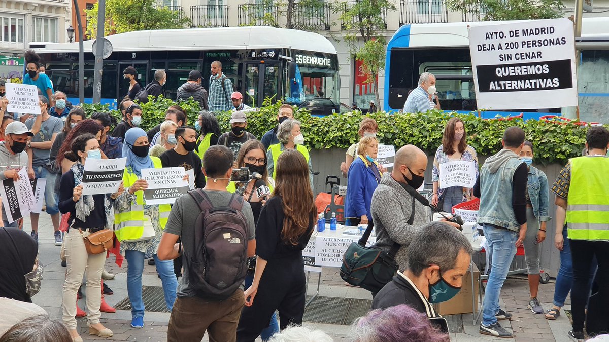 FRAVM's tweet photo. Toda nuestra solidaridad y apoyo a @PlazaSolidaria , una red vecinal que hace un trabajo de gigante para ayudar a familias en dificultades. El Ayuntamiento debería facilitarles esta tarea con apoyo y recursos...y no con amenazas de desalojo. #RedesVecinalesQueAlimentan https://t.co/D1If7eM66n