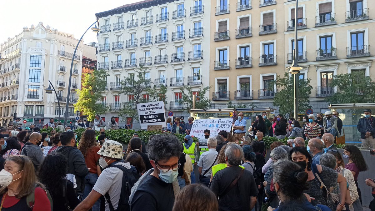 FRAVM's tweet photo. Toda nuestra solidaridad y apoyo a @PlazaSolidaria , una red vecinal que hace un trabajo de gigante para ayudar a familias en dificultades. El Ayuntamiento debería facilitarles esta tarea con apoyo y recursos...y no con amenazas de desalojo. #RedesVecinalesQueAlimentan https://t.co/D1If7eM66n