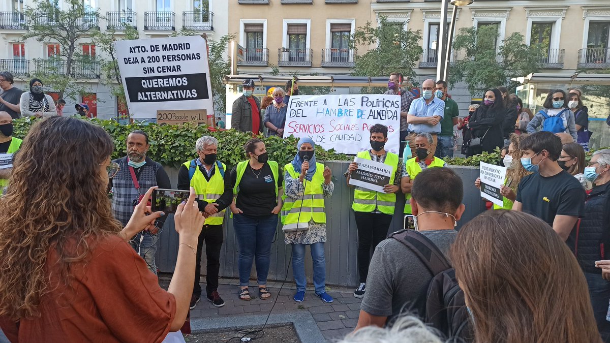 FRAVM's tweet photo. Toda nuestra solidaridad y apoyo a @PlazaSolidaria , una red vecinal que hace un trabajo de gigante para ayudar a familias en dificultades. El Ayuntamiento debería facilitarles esta tarea con apoyo y recursos...y no con amenazas de desalojo. #RedesVecinalesQueAlimentan https://t.co/D1If7eM66n