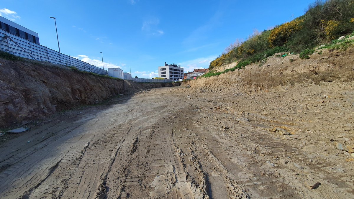 GESVIECO's tweet photo. RESIDENCIAL OS CASTAÑOS A1 🏗
👷🏻‍♀️ 👷🏻Aquí podemos ver la fase incial, " el vaciado" del terreno.🛠

Parcela A1, proyecto de obra nueva formado por 18 viviendas unifamiliares en #Castiñeiriño #SantiagodeCompostela
@galivivienda @ugacovi 
#vivienda #cooperativa #hogar #casa  #GALICIA https://t.co/gACUJm4oEC