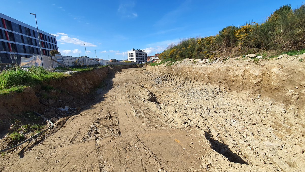 GESVIECO's tweet photo. RESIDENCIAL OS CASTAÑOS A1 🏗
👷🏻‍♀️ 👷🏻Aquí podemos ver la fase incial, " el vaciado" del terreno.🛠

Parcela A1, proyecto de obra nueva formado por 18 viviendas unifamiliares en #Castiñeiriño #SantiagodeCompostela
@galivivienda @ugacovi 
#vivienda #cooperativa #hogar #casa  #GALICIA https://t.co/gACUJm4oEC