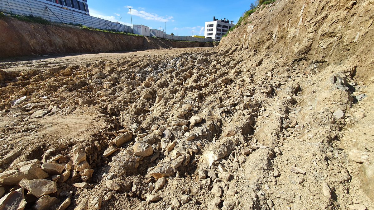 GESVIECO's tweet photo. RESIDENCIAL OS CASTAÑOS A1 🏗
👷🏻‍♀️ 👷🏻Aquí podemos ver la fase incial, " el vaciado" del terreno.🛠

Parcela A1, proyecto de obra nueva formado por 18 viviendas unifamiliares en #Castiñeiriño #SantiagodeCompostela
@galivivienda @ugacovi 
#vivienda #cooperativa #hogar #casa  #GALICIA https://t.co/gACUJm4oEC