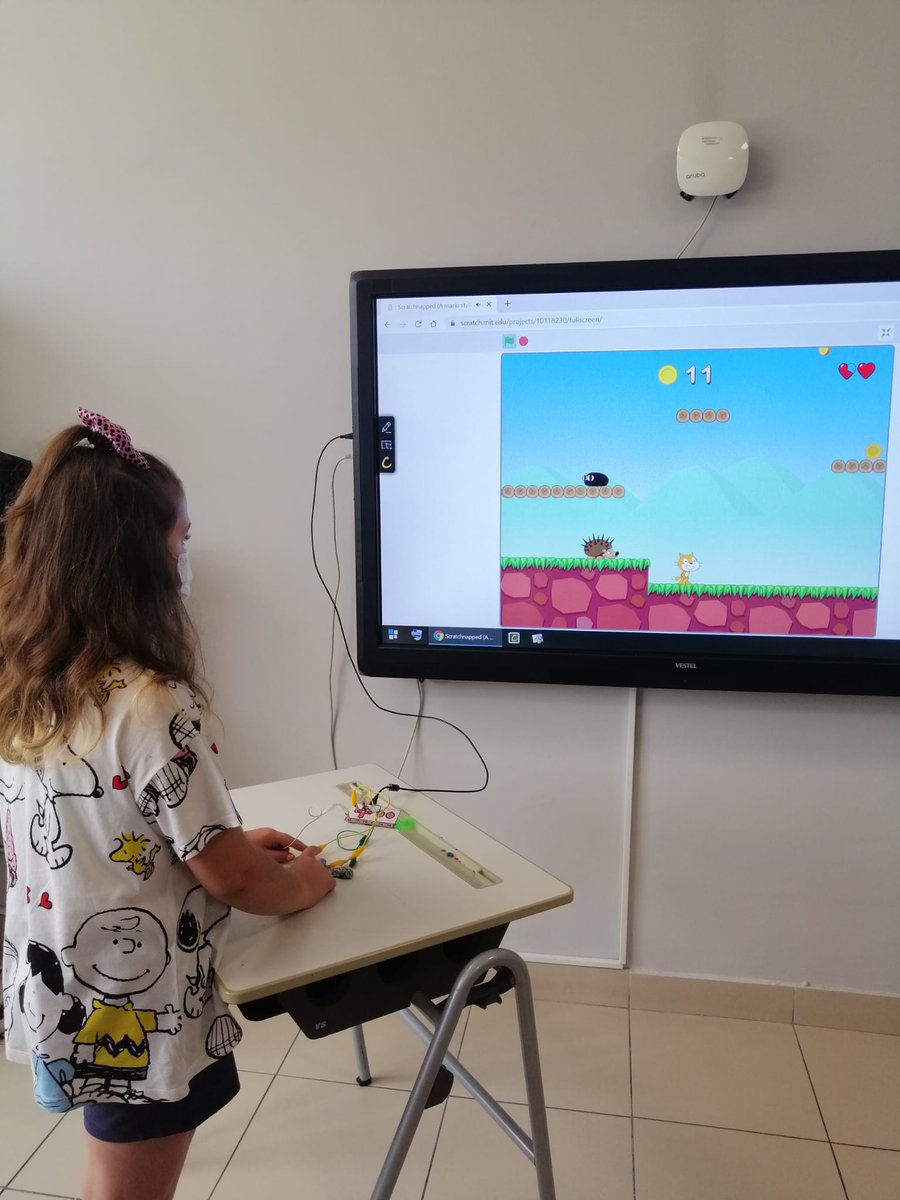 batikentdoga's tweet photo. Kodlama ve Robotik dersimizde öğrencilerimiz, "Makey Makey" kartlarını kullanarak, iletken, yalıtkan ve topraklama kavramlarını oyun oynayarak öğrendiler. Blok tabanlı programla mantığını ise eğitim robotlarımızı kodlayarak pekiştirdiler. @aligundogdu44 @muratyos @GuldenOnat https://t.co/LLToJjWSTF