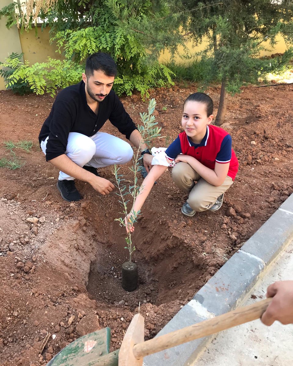 omerrusluu's tweet photo. Doğanın telafisini yapmaya çalıştık. 🍃☘️🍀🪴 @hsnSnmz27 @mgurler27 @AlkanIlkokulu @Cgnde @NizipilceMEM https://t.co/qddJfnDXdI