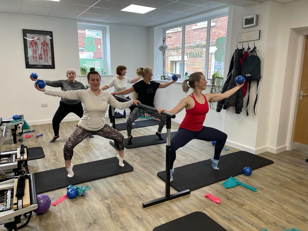 Bbodysmart's tweet photo. Strength doesn't mean having biceps as big as a balloon, and a perfect 6-pack! ❌💪

Strength is about working towards a balanced body. Our Pilates sessions help with flexibility &amp; strength in the mind and body! 😆🙌

Book your session with us today! https://t.co/F1S1zzjUqu https://t.co/KvaNtAPzUD
