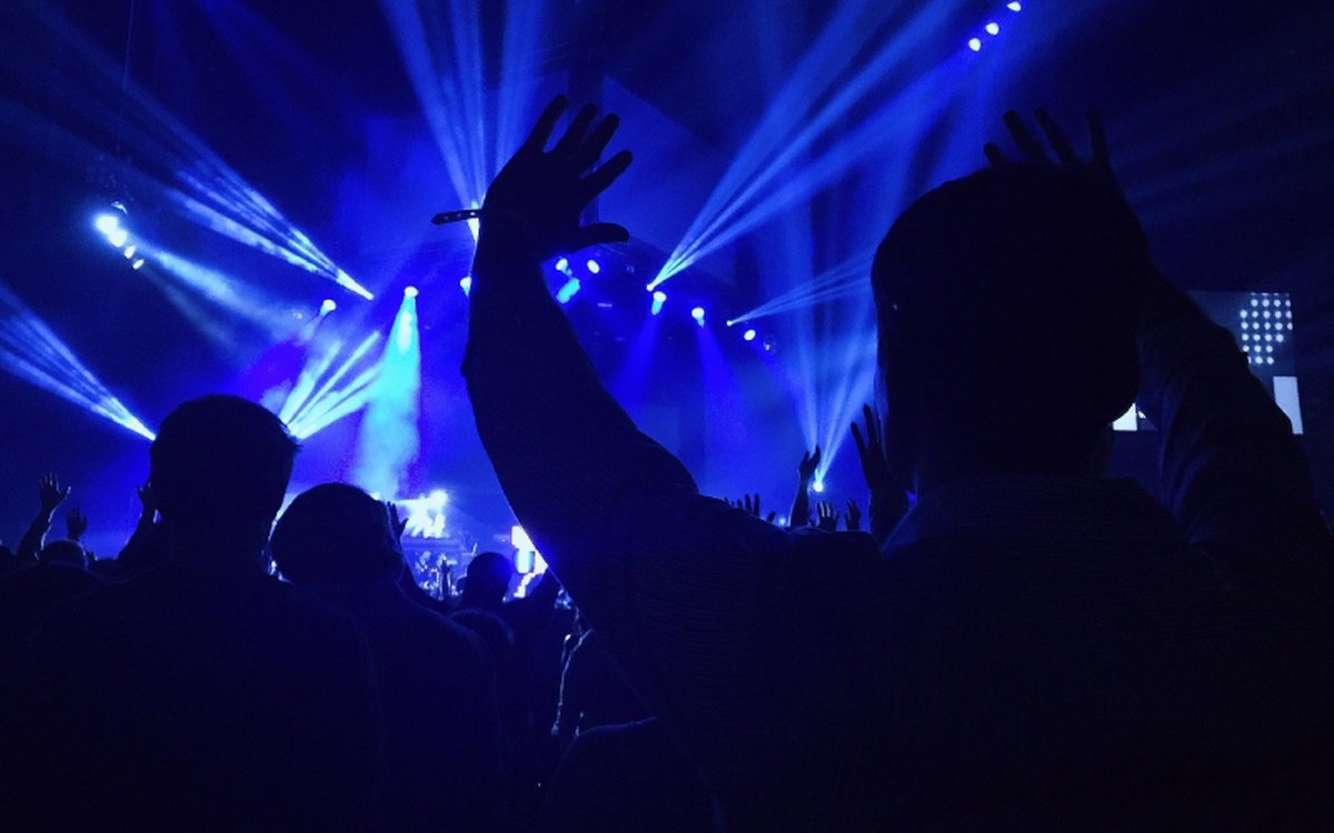 #Discothèque : Les discothèques vont rouvrir le 9 juillet. Après plusieurs semaines de discussion, le #gouvernement a confirmé le caractère obligatoire du pass sanitaire, mais a fait machine arrière sur le masque en intérieur. 
#PassSanitaire #réouverture
revuedescomptoirs.com/blog/r%C3%A9ou…