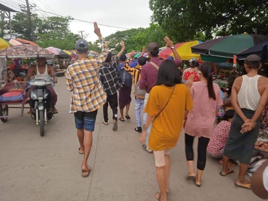 Eden_Of_K's tweet photo. Youths of South Dagon staged a Guerrilla Style Strike against dictatorship in a bazaar despite Junta’s daily brutality.
#UnfetteredAccessForAids
#June22Coup https://t.co/LfQkU0Oesa