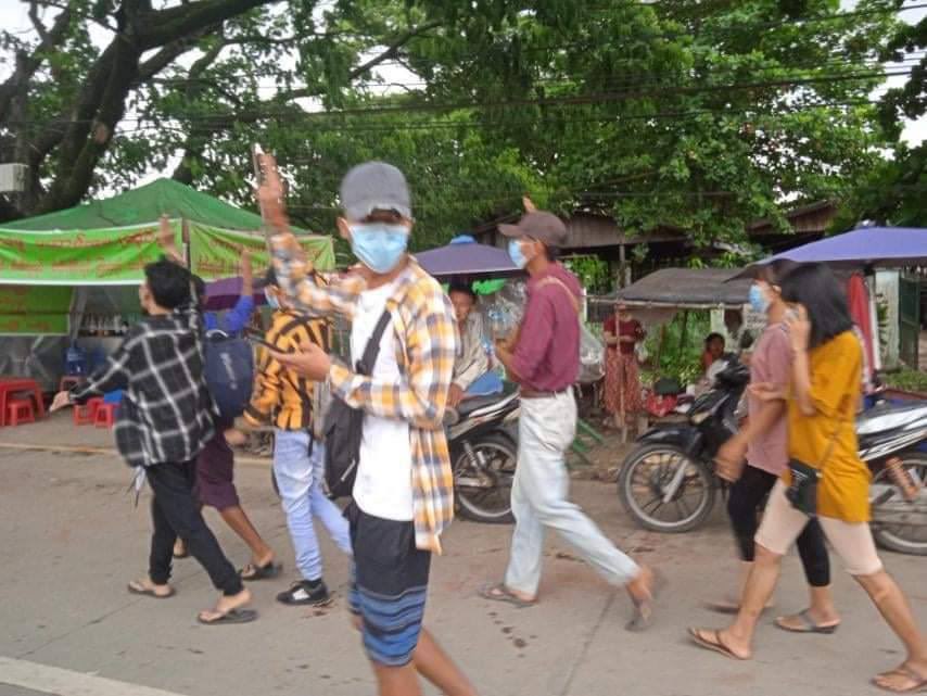 Eden_Of_K's tweet photo. Youths of South Dagon staged a Guerrilla Style Strike against dictatorship in a bazaar despite Junta’s daily brutality.
#UnfetteredAccessForAids
#June22Coup https://t.co/LfQkU0Oesa