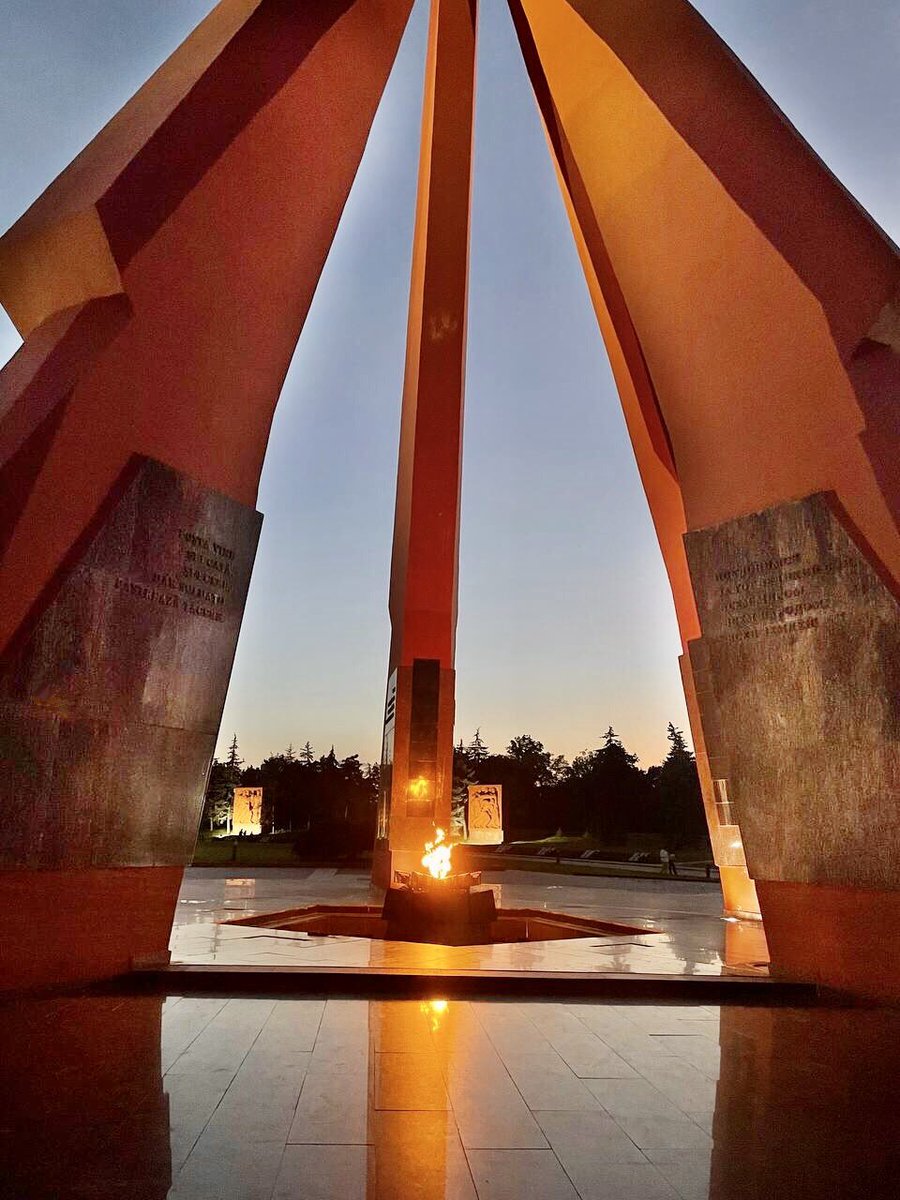 AlumniRussia's tweet photo. 22 июня День памяти и скорби. 80 лет назад нацистская Германия без объявления войны напала на Советский Союз. В рамках рабочего визита в Молдавию Владимир Четий почтил бравых солдат, которые сражались за Отчизну. Состоялось возложение венков и зажжение поминальных свечей. https://t.co/IjfVvNNHbg