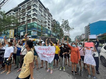 Htet_AungLin_ED's tweet photo. The guys of Yangon protested against military dictatorship this morning.

#June22Coup #SaveMandalay
#WhatsHappeningInMyanmar https://t.co/kIq1GQc5r4