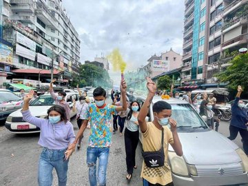 Htet_AungLin_ED's tweet photo. The guys of Yangon protested against military dictatorship this morning.

#June22Coup #SaveMandalay
#WhatsHappeningInMyanmar https://t.co/kIq1GQc5r4