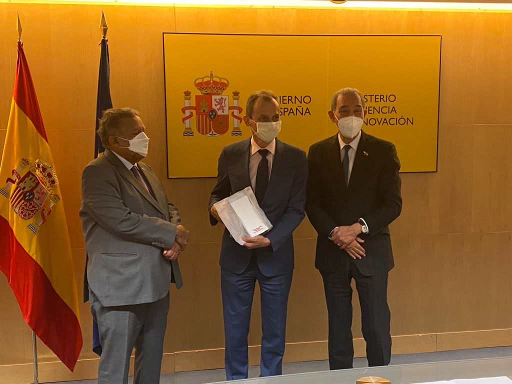 Visité al Ministro de Ciencia e Innovación de España, Astronauta Pedro Duque. Nos acompañó el Emb. Dom. en España, Juan Bolívar Díaz. Fue una experiencia extraordinaria. Vendrá al país a promover la ciencia <a href="/MESCYTRD/">MESCyT</a> <a href="/luisabinader/">Luis Abinader</a>