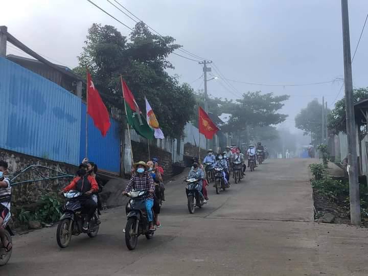 Eden_Of_K's tweet photo. Marching Motorcycles Strike against Genocidal Dictatorship by locals of Seikmu (Sai Taung) village, Hpakant Tsp.
#UnfetteredAccessForAids
#June22Coup 
#WhatsHappeningInMyanmar https://t.co/tt93ENRID7