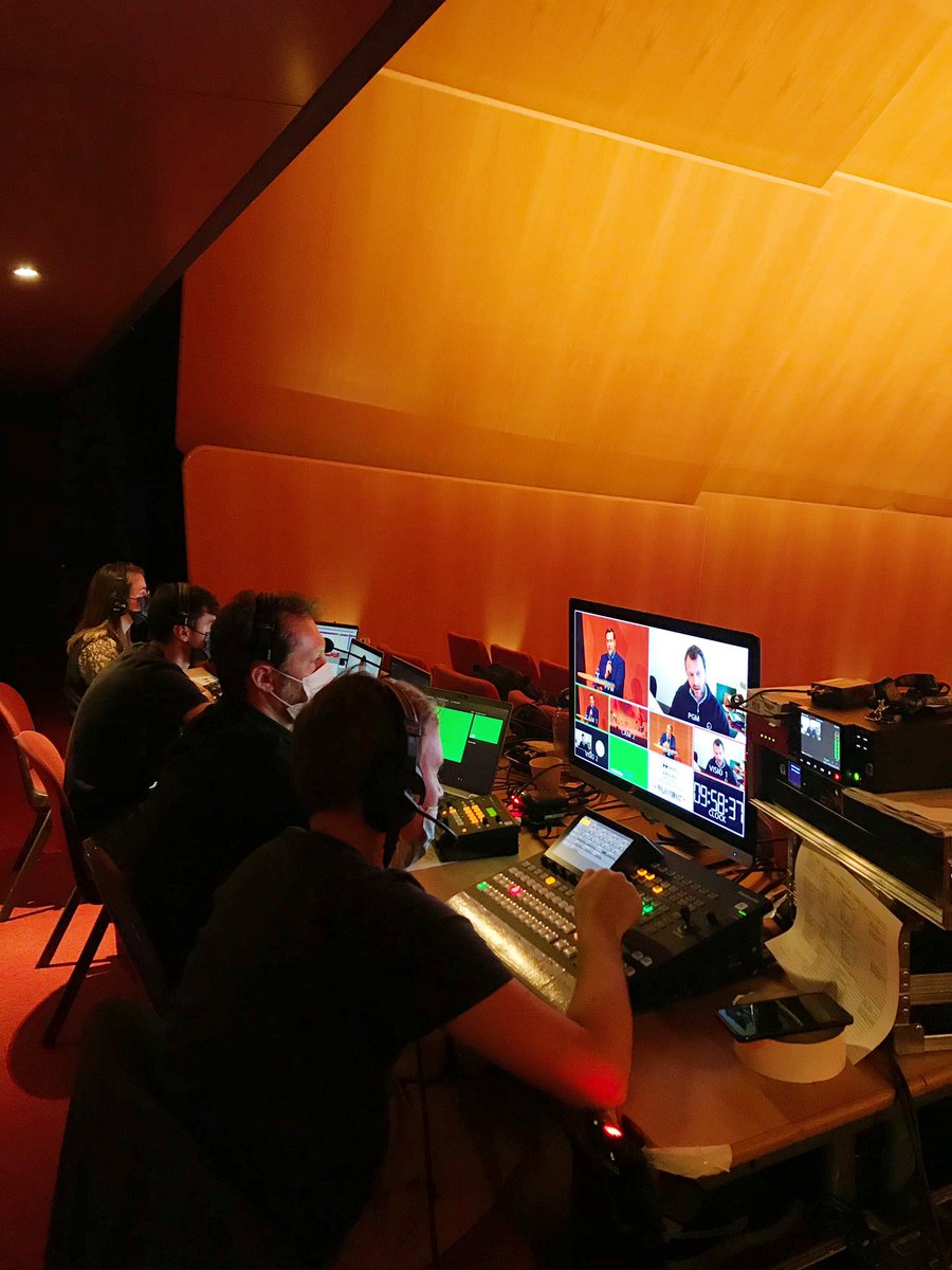 De l’autre côté du décor... 

Tout au long du Congrès, les équipes de techniciens sont présentes pour assurer son bon déroulement. 

Découvrez le programme 👉🏼 congresteletravail.com/programme

#teletravail #congresteletravail #eventprofs #rh #it #immobilierentreprise