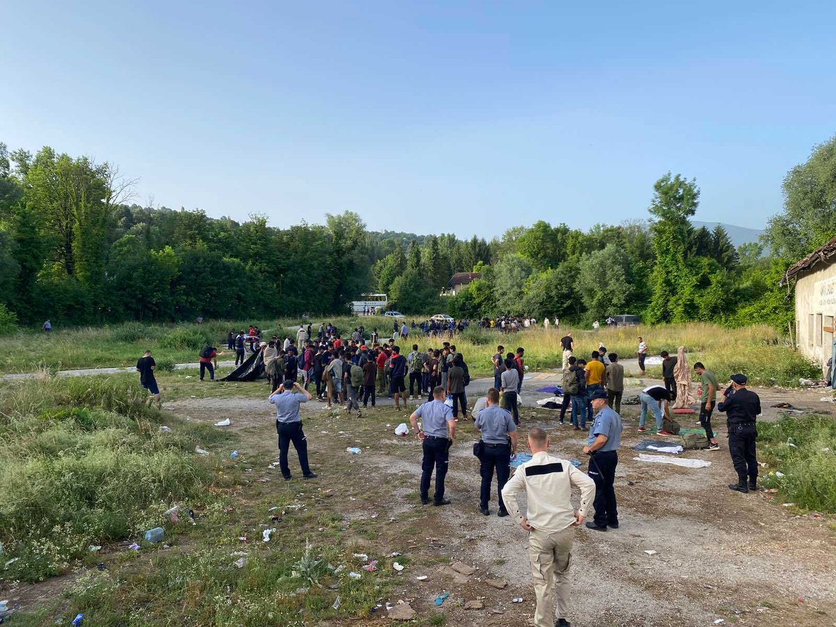 spsgovba's tweet photo. Izmješteno 187 migranata sa dvije lokacije na području grada Bihaća 
https://t.co/2QuVkhgtdK https://t.co/2SYGK30Tgc