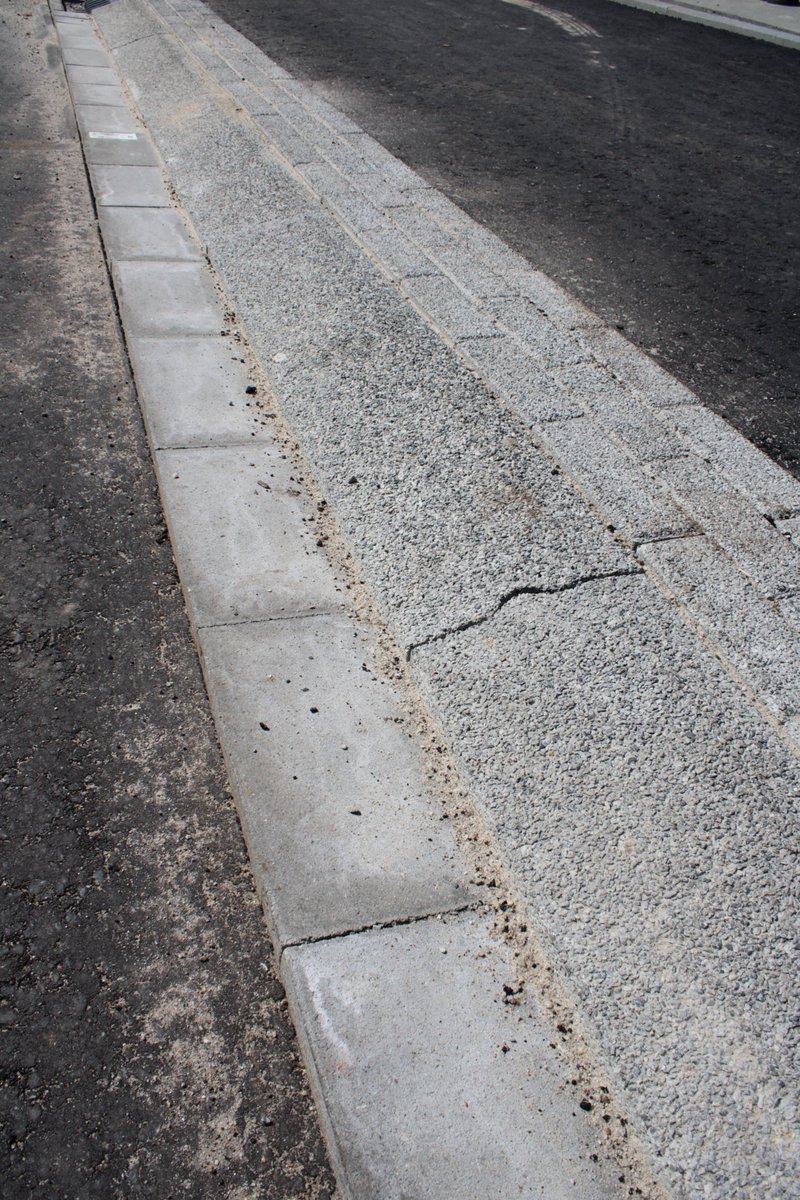 morssgroep's tweet photo. Aan de Deurningerstraat in @gemeentehengelo leverden wij o.a. trottoirbanden 5/20x25x100cm gewassen graniet aan @heijmansnl . Het betreft de  duurzame Bio Bound uitvoering voorzien van olifantsgras die tevens voldoet aan de BRL Duurzame bestrating KL11002. https://t.co/OiYFEmnBmO https://t.co/Xaf2TBMBqW