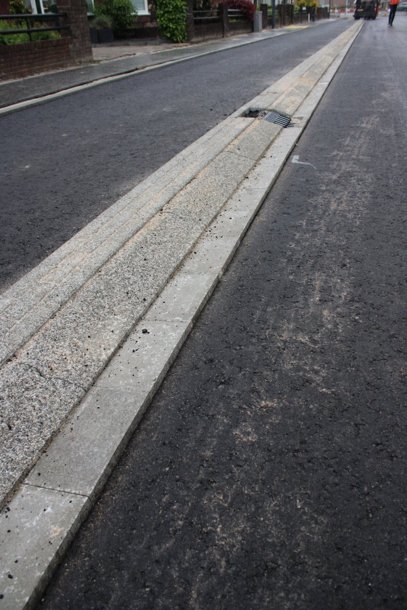 morssgroep's tweet photo. Aan de Deurningerstraat in @gemeentehengelo leverden wij o.a. trottoirbanden 5/20x25x100cm gewassen graniet aan @heijmansnl . Het betreft de  duurzame Bio Bound uitvoering voorzien van olifantsgras die tevens voldoet aan de BRL Duurzame bestrating KL11002. https://t.co/OiYFEmnBmO https://t.co/Xaf2TBMBqW