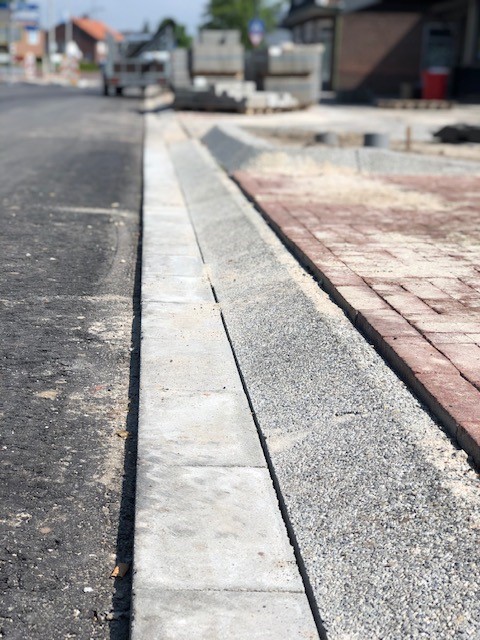 morssgroep's tweet photo. Aan de Deurningerstraat in @gemeentehengelo leverden wij o.a. trottoirbanden 5/20x25x100cm gewassen graniet aan @heijmansnl . Het betreft de  duurzame Bio Bound uitvoering voorzien van olifantsgras die tevens voldoet aan de BRL Duurzame bestrating KL11002. https://t.co/OiYFEmnBmO https://t.co/Xaf2TBMBqW