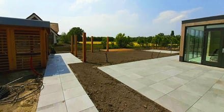 alluretuinen's tweet photo. Wij zijn lekker bezig met de tuinaanleg rondom een prachtige villa in Pijnacker. 

De tuin is nog ‘under construction’, gras, beplanting, beregening en pergola moet je er voor nu even bij bedenken. Hard op weg naar een prachtige villatuin!  

#villatuin #villa #garden #luxe https://t.co/5rfwWPBobA