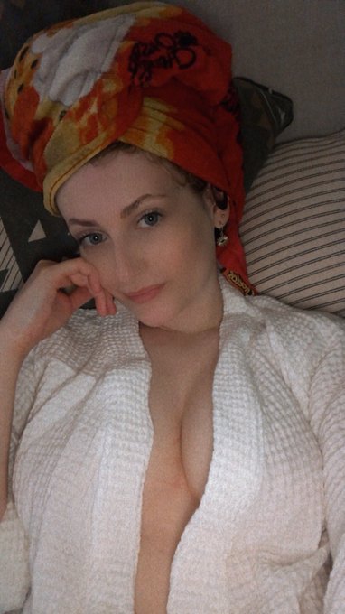 Yes that’s a Cheeto towel on my head 🤣 https://t.co/91kGAy0Bfn