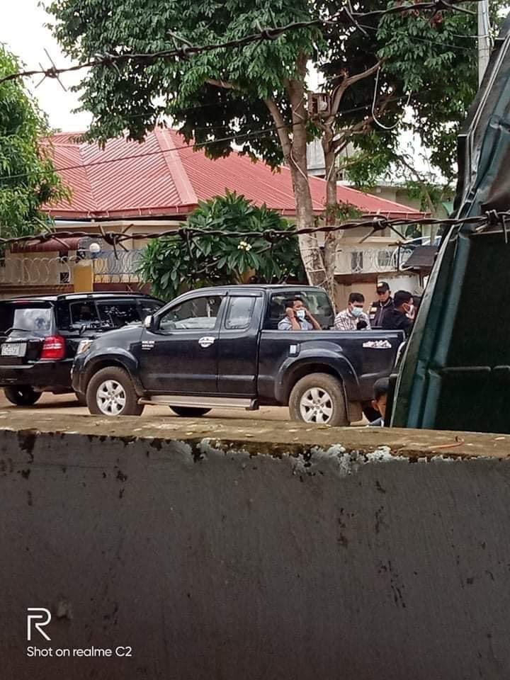 Military terrorists changing clothes and disguising as normal civilians in #PyinOoLwin before heading towards #Mandalay to attack civilians.

#WhatsHappeningInMyanmar
#June22Coup