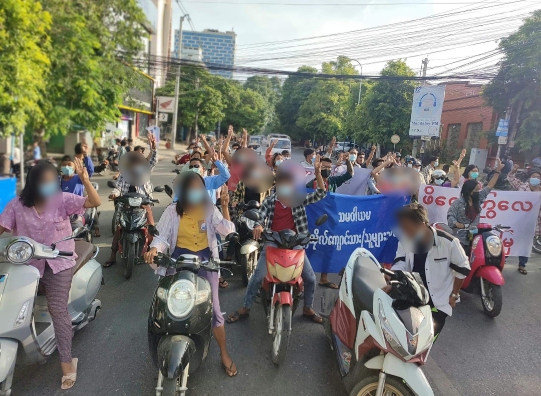 VoicesSpring's tweet photo. Mandalay Note 4
#June22Coup 

Sein Pann is rocking in town for #democracy 

#WhatsHappeningInMyanmar 
#SpringRevolution https://t.co/cuKICKFC0N