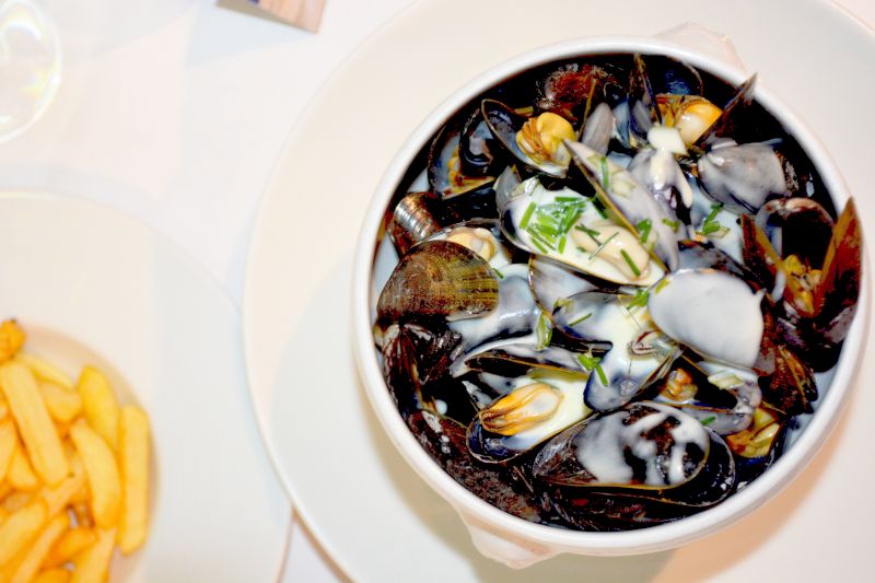 EtMaree's tweet photo. Ohé Matelot ⚓️
On prend le large ce #weekend avec la Cocotte de Moules BIO 😋💦 ! L'un des incontournables de notre #restaurant, à savourer sans aucune (oui aucune 😝) modération !
🍴 Pour réserver : https://t.co/FroecFb2ZN
#vinetmaree #paris #yummy
@Paris @Bestresto https://t.co/2HrYE8gMId