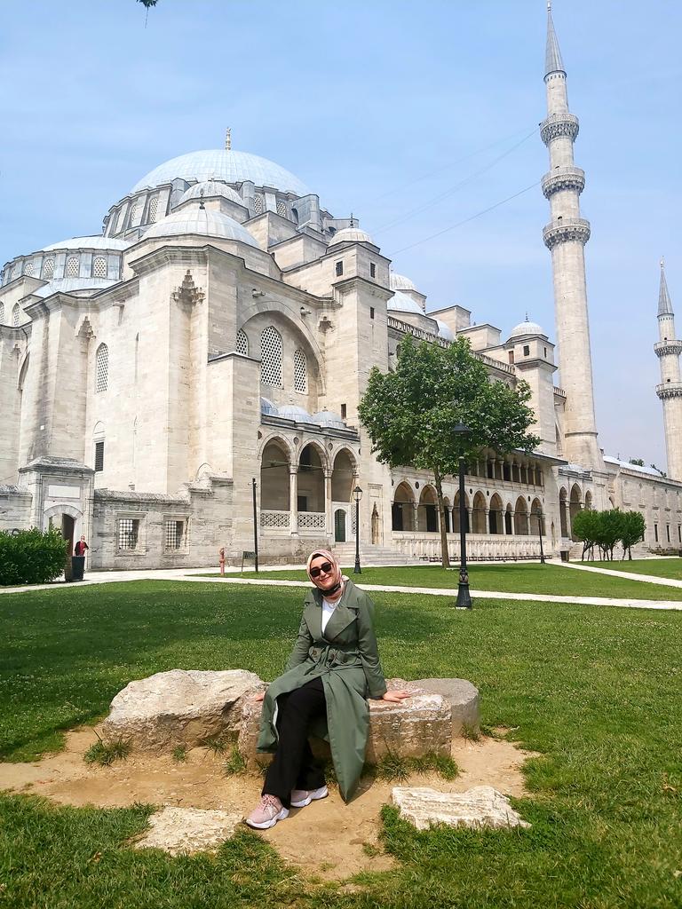 "Bir köşe gidince bin köşe yeniden gelecek
Ayna, hatıra, gözler ve sevmek."