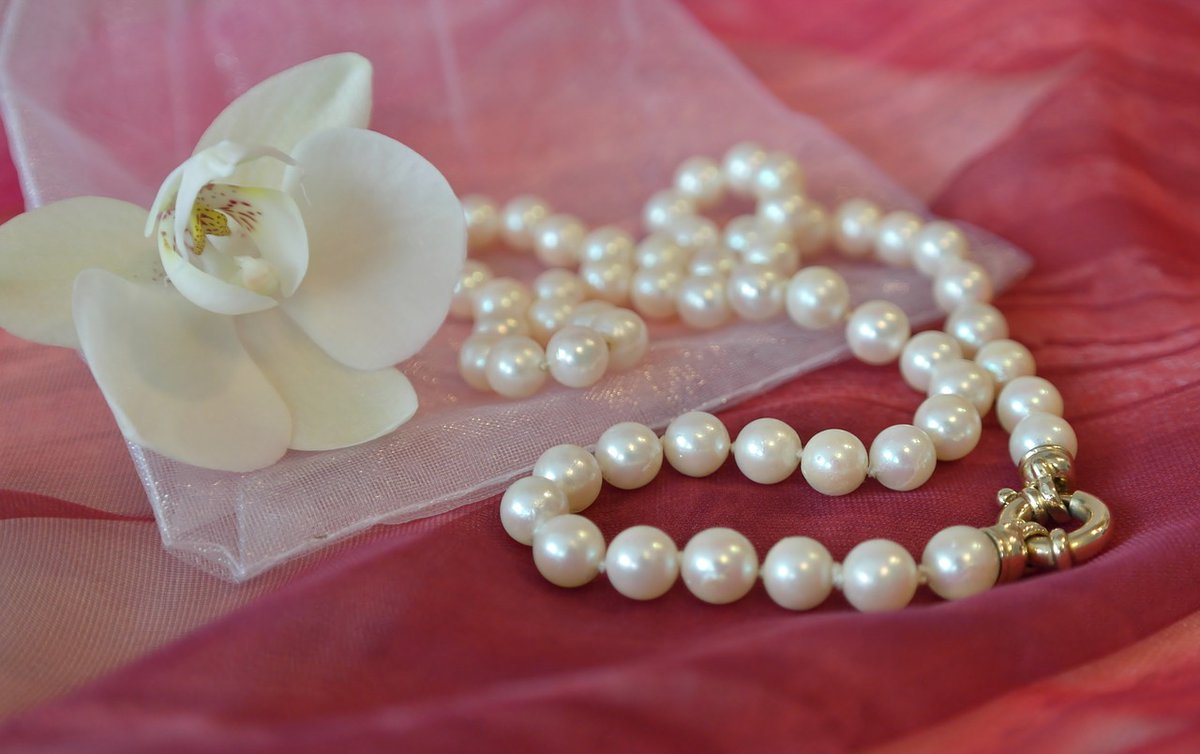 MandCoJewellers's tweet photo. Do your pearls need a restring? Just pop them in to us and we’ll soon have them looking like new again - call us if you’d like to know more on 01242 522821.

#pearljewellery #pearlstringing #jewelleryrepairs https://t.co/NLfH8LoSLJ
