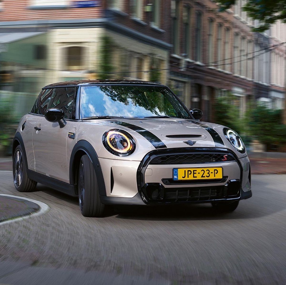MotorBeam's tweet photo. New range of MINI launched in India including 3-door hatch, Convertible and JCW
- 3-Door - ₹38 lakhs
- Convertible - ₹44 lakhs
- JCW - ₹45.50 lakhs
*all prices ex-showroom https://t.co/D3XncgDrnt