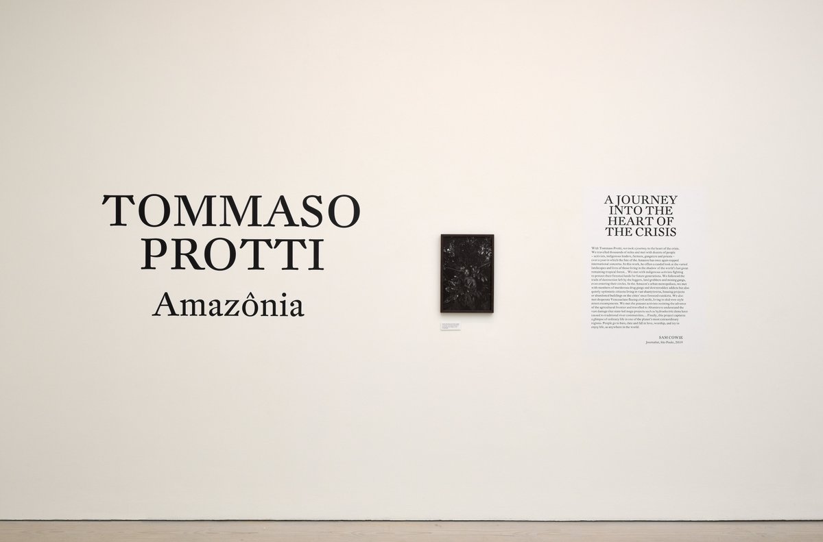 FdnCarmignac's tweet photo. Présenté pour la 1ère fois à la @mep_paris en 2019, le reportage Amazônia du 10e #PrixCarmignac, @tomprotti est à découvrir jusqu'au 18 juillet à la @saatchi_gallery ! 
Réservation : https://t.co/NwlmlrSg04 https://t.co/cq1Fr1ZNSL