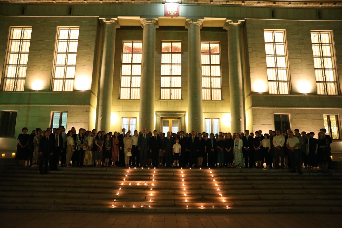 Rusembchina's tweet photo. 🕯 21 июня в Посольстве России в Китае состоялась мемориальная акция «Свеча памяти», приуроченная ко Дню памяти и скорби – годовщине нача��а Ве��икой Отечественной войны.
https://t.co/HyQBNqZdgM
@MID_RF https://t.co/ZEdDfcasos