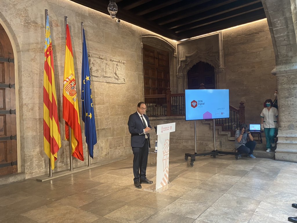 GVAhisenda's tweet photo. 📣 @vicentsolerm: La estratègia de digitalització de la @generalitat

✔Sustentarà el desenvolupament de l'acord #Alcem-nos
✔En línia amb les directrius del Govern d'Espanya i de les directives de la @EU

@jogardua @ximopuig @GVADgtic #GENDigital https://t.co/JRx10fbYfF