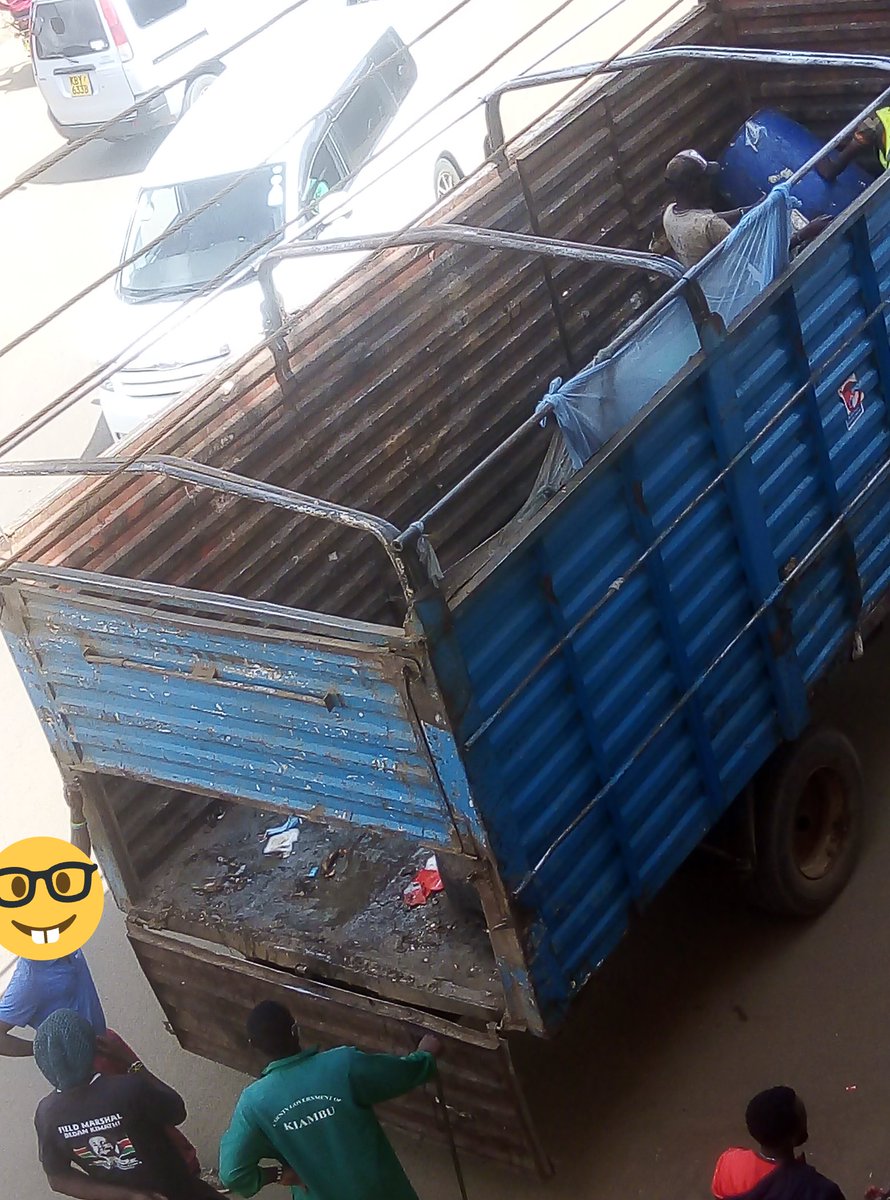 ndanujones's tweet photo. #WeShouldNormalize being ethical at all levels. I bet medical practitioners have gloves at their disposal. These people deserve the cleaning gloves!🧤It's so unhygienic to handle the county's trash bare handed🤢🤮#KanairoGotSaved
Amerix
Rubbish
 Shameful https://t.co/axVreezkbH