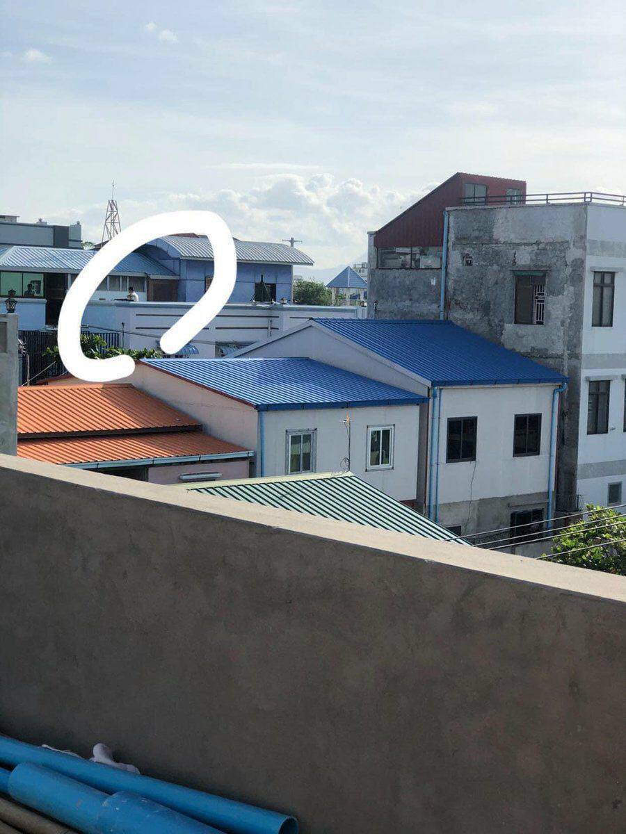 Military terrorists are seen stationing on the rooftops and attempting to kill unarmed civilians in 54th street, #Mandalay.
#UnfetteredAccessForAids
#June22Coup 
#WhatsHappeningInMyanmar