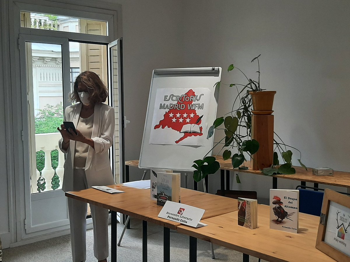 Isabel Albella presenta el encuentro literario. #libros #autores #BookyBeer