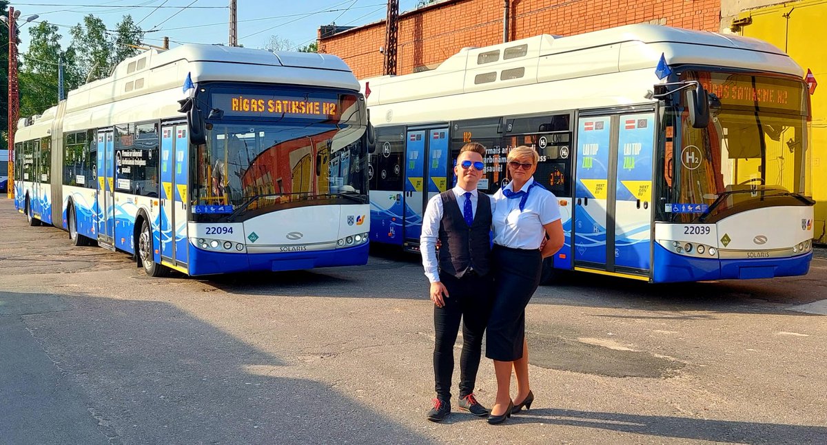 Rigassatiksme_'s tweet photo. Šodien vizītes ietvaros mūsu ūdeņraža trolejbusu apskatīja arī Eiropas Komisijas prezidente Urzula fon der Leiena, @krisjaniskarins , kā arī @MStakis  un @VilnisKirsis . Prieks arī par mūsu trolejbusa vadītājiem Edīti Kostricu un Uģi Eglīti. Foto: Valsts kanceleja. https://t.co/mK3f8y07yO