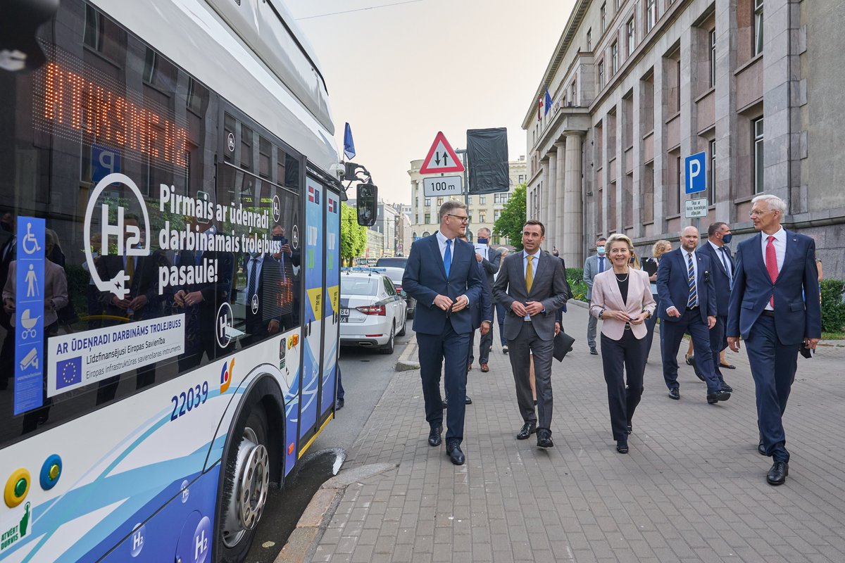 Rigassatiksme_'s tweet photo. Šodien vizītes ietvaros mūsu ūdeņraža trolejbusu apskatīja arī Eiropas Komisijas prezidente Urzula fon der Leiena, @krisjaniskarins , kā arī @MStakis  un @VilnisKirsis . Prieks arī par mūsu trolejbusa vadītājiem Edīti Kostricu un Uģi Eglīti. Foto: Valsts kanceleja. https://t.co/mK3f8y07yO