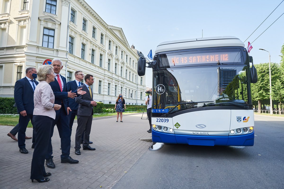 Rigassatiksme_'s tweet photo. Šodien vizītes ietvaros mūsu ūdeņraža trolejbusu apskatīja arī Eiropas Komisijas prezidente Urzula fon der Leiena, @krisjaniskarins , kā arī @MStakis  un @VilnisKirsis . Prieks arī par mūsu trolejbusa vadītājiem Edīti Kostricu un Uģi Eglīti. Foto: Valsts kanceleja. https://t.co/mK3f8y07yO