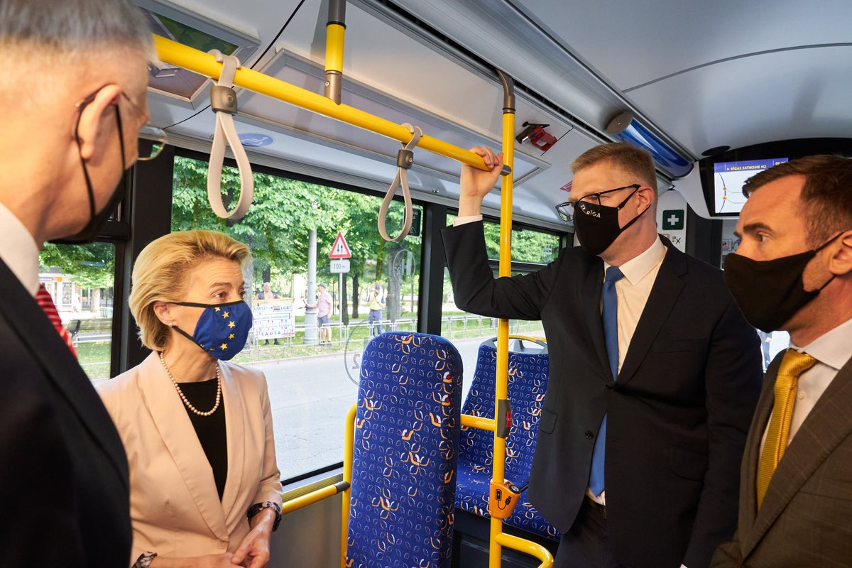 Rigassatiksme_'s tweet photo. Šodien vizītes ietvaros mūsu ūdeņraža trolejbusu apskatīja arī Eiropas Komisijas prezidente Urzula fon der Leiena, @krisjaniskarins , kā arī @MStakis  un @VilnisKirsis . Prieks arī par mūsu trolejbusa vadītājiem Edīti Kostricu un Uģi Eglīti. Foto: Valsts kanceleja. https://t.co/mK3f8y07yO