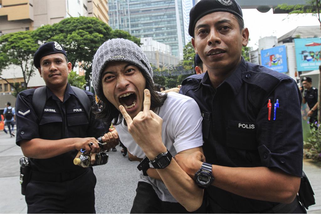 amirxabdhadi's tweet photo. Sahabat saya, @AimanHkim telah ditahan untuk siasatan dibawah Akta Hasutan, serta Akta Komunikasi dan Multimedia.

Beliau hadir ke IPD Dang Wangi hari ini untuk siasatan berkaitan ciapan beliau di twitter, dan kemudiannya ditahan.

Permohonan reman akan dibuat esok.

#BebasHakim https://t.co/wZjfQtOg8n