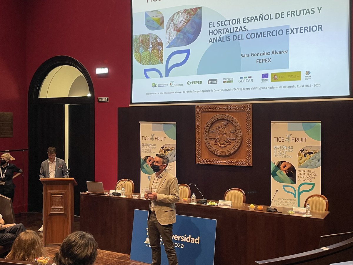 tics4fruit's tweet photo. Rafael Pagan, Director de @IA2_UZ_CITA destacando la importancia de la #innovación en en el sector de #frutas y #hortalizas en la apertura oficial de la jornada, junto con Licia Soriano, Directora Gerente de @CITAAragon https://t.co/9UitDv5Wg2